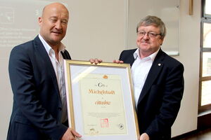 Herbsttagung 2018 in Maikammer - Stadtbürgermeister Stephan Kelbert erhält die Mitgliedsurkunde für die Gemeinde Michelstadt von Manfred Dörr